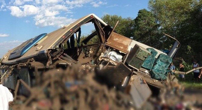 Colisão entre caminhão e ônibus deixa 41 mortos no interior de SP