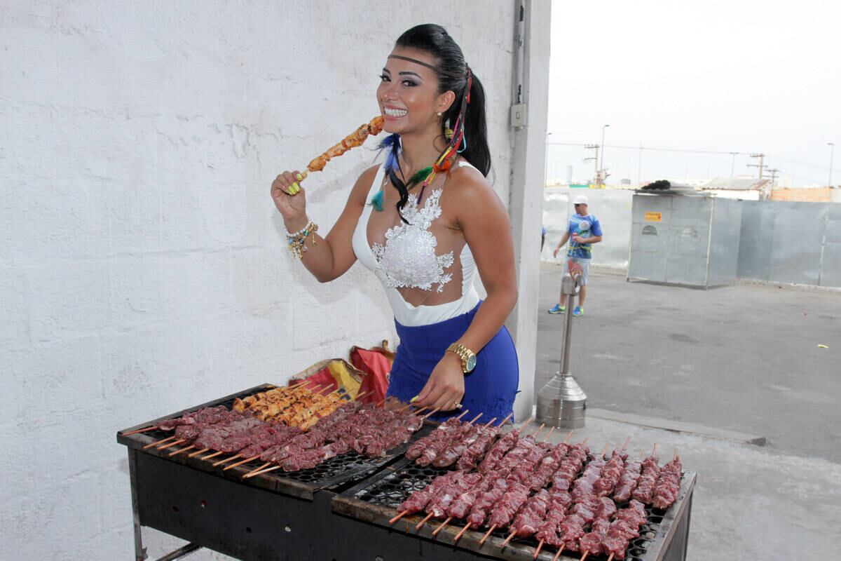 Cinthia Santos, nova rainnha de bateria da Águia de Ouro,  promove churrasco para membros da bateria