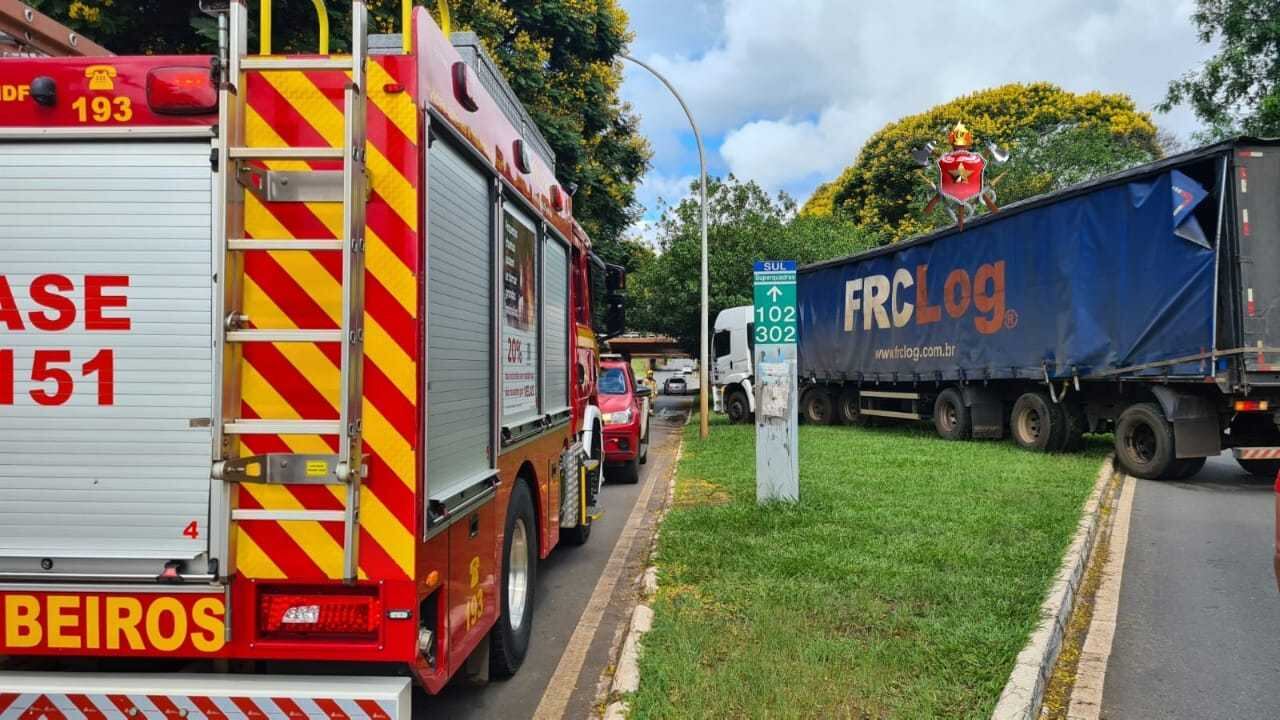 Carreta atolou na Asa Sul