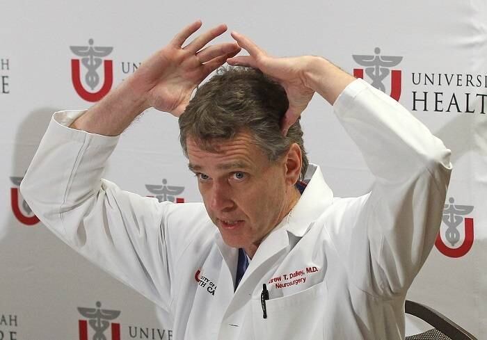 Conforme explicou o neurocirurgião Andrew Dailey (foto), que acompanha o caso, Laís foi submetida a uma traqueostomia — abertura na traqueia para facilitar a respiração, com ajuda de aparelhos — e a uma gastrostomia, abertura que funciona como uma espécie de sonda alimentar. Consciente, Laís consegue se comunicar por meio dos movimentos dos olhos diante de uma tela de computador, parecido ao sistema usado pelo físico britânico Stephen Hawking