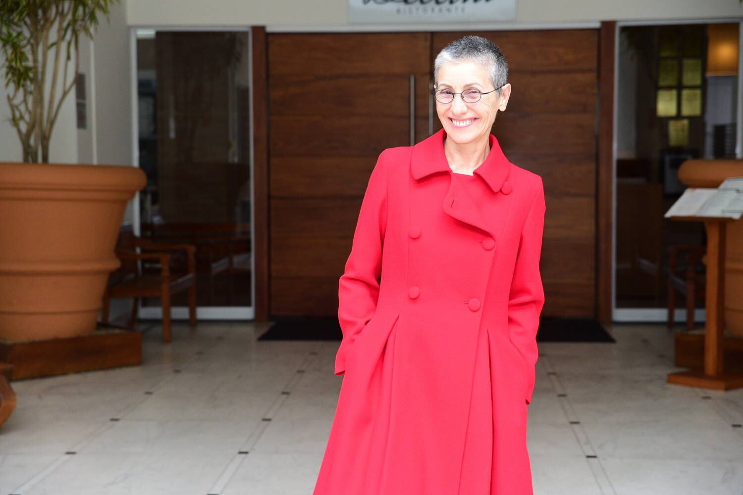 Cassia Kis escolheu um vestido trench coat vermelho para acompanhar a cerimônia 