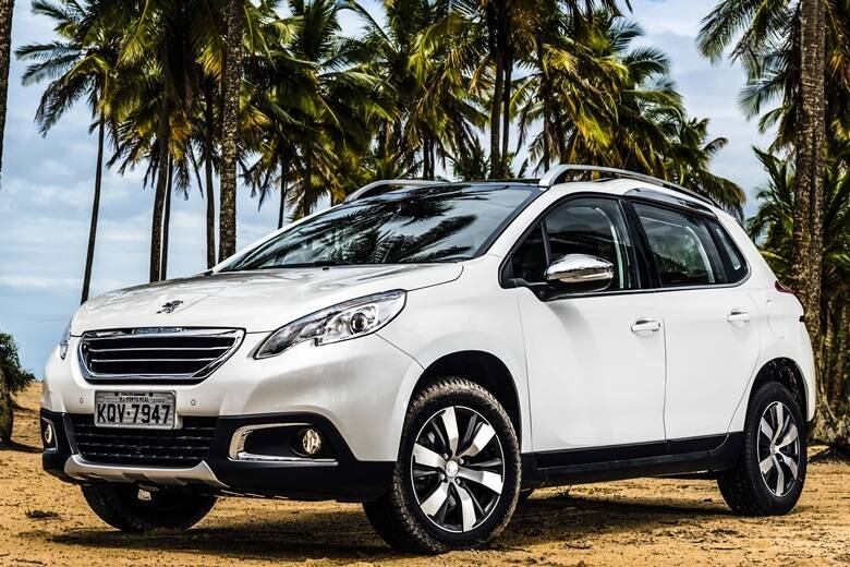 

Por fora, o 2008 tem um visual arrojado, com detalhes cromados nas janelas e faróis dianteiros
de base recortada com luzes diurnas de LED. Na dianteira, o logotipo da Peugeot aparece sobre a grade frontal, no capô



