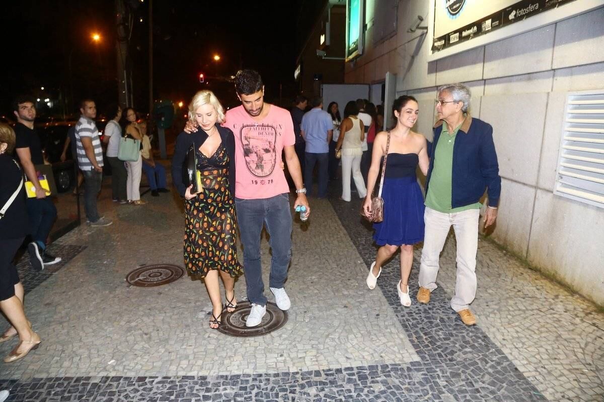 Os famosos foram conferir o musical que conta a história de Elis Regina