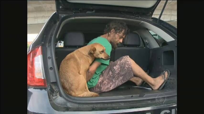 ... e pulou para dentro do veículo para acompanhar o homem mesmo no momento de sua prisão
+ Assista ao vídeo