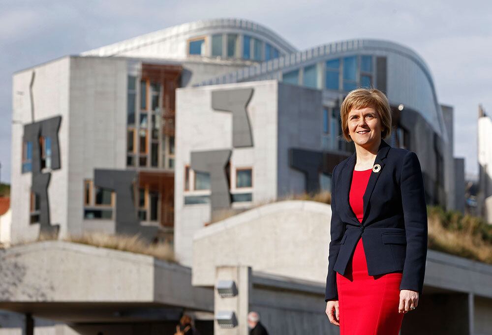 Nicola Sturgeon - Escócia

Nicola Sturgeon assumiu como primeira-ministra do governo escocês em
novembro de 2014. Apesar de fazer parte do Reino Unido, o governo local
tem autonomia em questões domésticas como saúde, educação e justiça.


Sturgeon vai liderar o Partido Nacionalista Escocês nas eleições de 2016
e deve lutar por ainda mais poder para o governo escocês — e cobrar as
promessas neste sentido feitas pelo governo britânico durante a campanha
para o referendo sobre a independência da Escócia, em que os eleitores
decidiram que a nação deveria permanecer como parte da Grã-Bretanha
