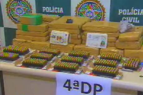 A suspeita trazia do PR para o RJ grande carga de drogas e balas