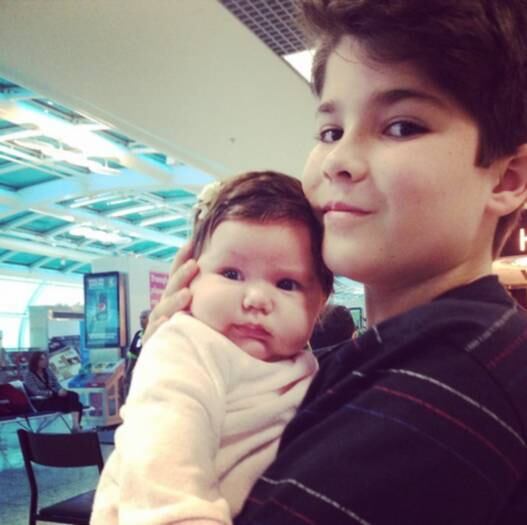 Pedro é o filho do meio. Segundo a mãe, Mia é a preferida da casa

+ Esfrega na cara! Convidados se divertem em quadro Kidsafio

+ Quer ter o bumbum e coxas da Sabrina? Personal ensina os exercícios preferidos da Japa
