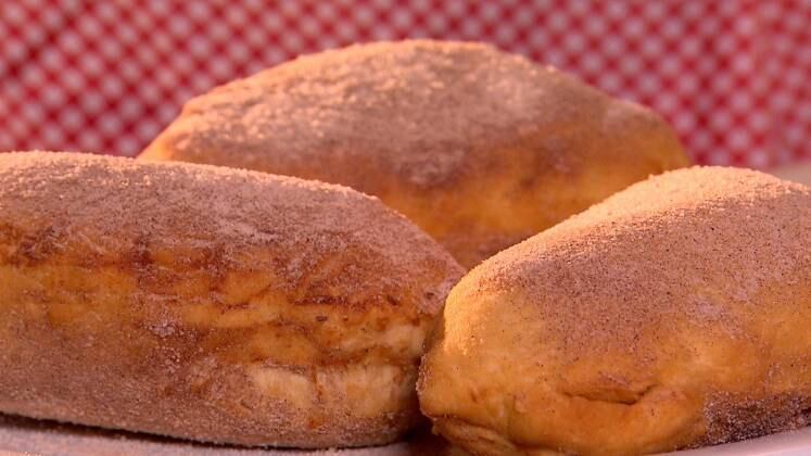 Calzone frito de ameixa seca
com doce de leite


Ingredientes:

650g de farinha de trigo

350g de ameixa seca hidratada por pelo menos 2 horas em água

350g de doce de leite caseiro ou industrializado

50g de fermento biológico fresco

50 ml de óleo de soja ou girassol

10g de açúcar

15g de sal

325 ml de água fria



Modo de preparo da massa:

1. Em uma tigela grande, misture na água o fermento e o açúcar. Mexa para
dissolver bem. Acrescente o óleo, a farinha e por último o sal


2. Misture, inicialmente, na própria tigela e
depois disponha na mesa. Sove bem por 10 minutos


3. Guarde num saco plástico grande, bem amarrado
e leve para a geladeira. O ideal é preparar a massa na véspera para uma melhor
fermentação


4. Abra pequenas bolas da massa com o auxílio de
um rolo


5. Disponha o doce de leite ao centro e junte
algumas ameixas hidratadas cortadas ao meio


6. Umedeça levemente a massa ao redor do recheio
e feche-a dobrando ao meio


7. Corte com uma carretilha e certifique-se que
ficou bem fechada


8. Frite por imersão no óleo, de sua preferência,
em fogo médio, por cerca de 5 minutos, virando o calzone de lado com frequência



9. Disponha em um recipiente com papel toalha e
se preferir, passe os calzones numa mistura de açúcar com canela em partes
iguais. Sirva quente