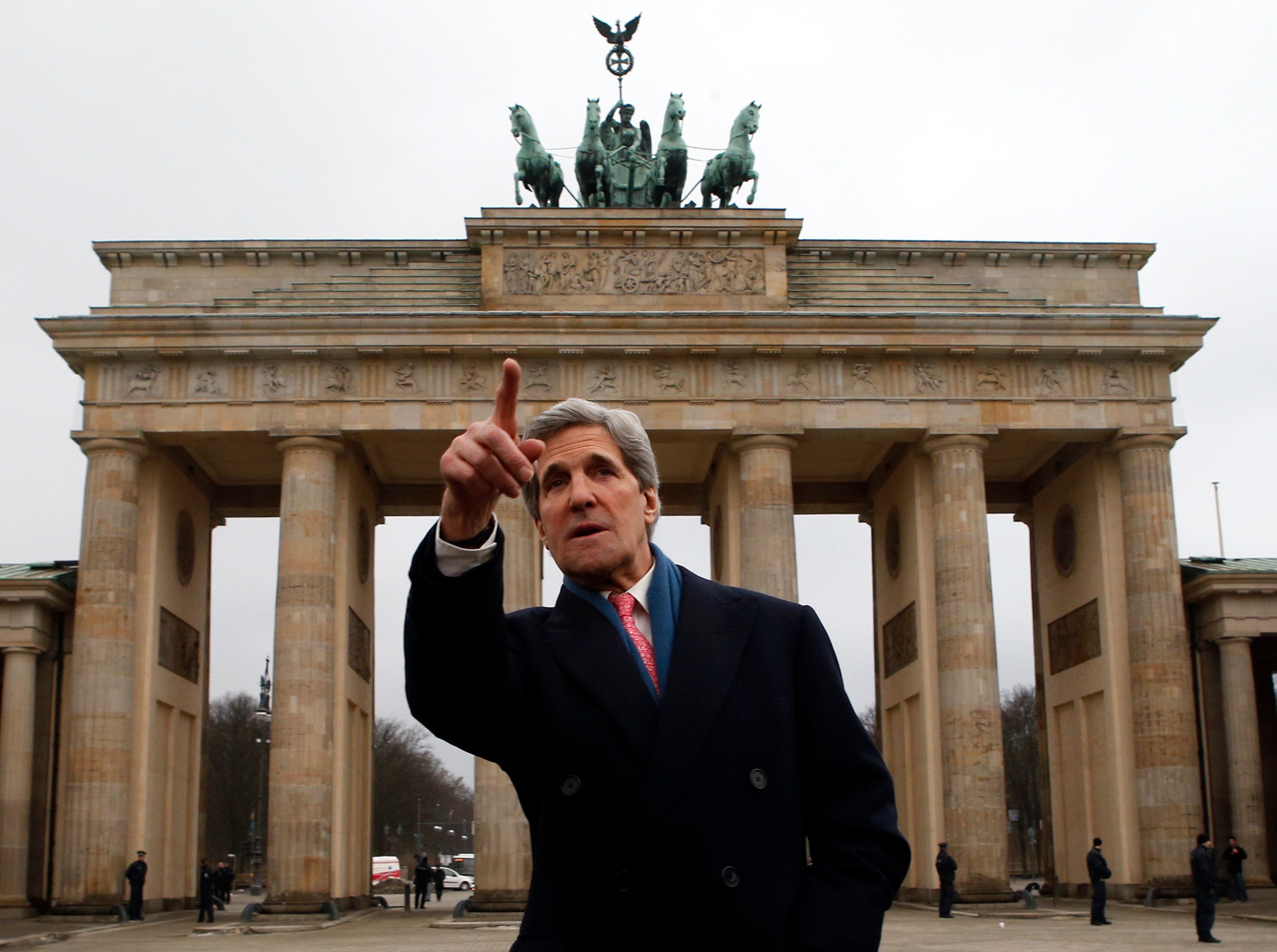 Secretário de Estado norte-americano, John Kerry, gesticula enquanto é fotografado em frente ao Portão de Brandemburgo, em Berlim. Além de Berlim, Kerry visitará Paris, Roma, Ancara, Cairo, Riad, Abu Dhabi e Doha
