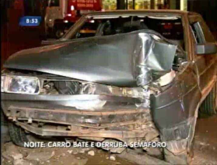 Carro teve a frente destruída no acidente