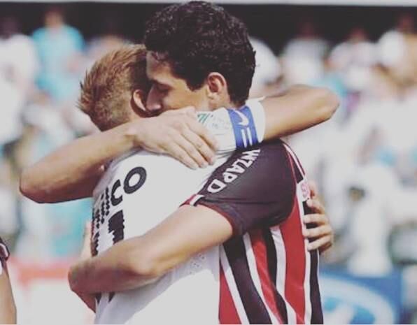 A única vez em que eles tinham se enfrentado foi no jogo Santos x São Paulo, em 2013, que terminou com vitória do Peixe. Domingo será o segundo confronto dos amigos