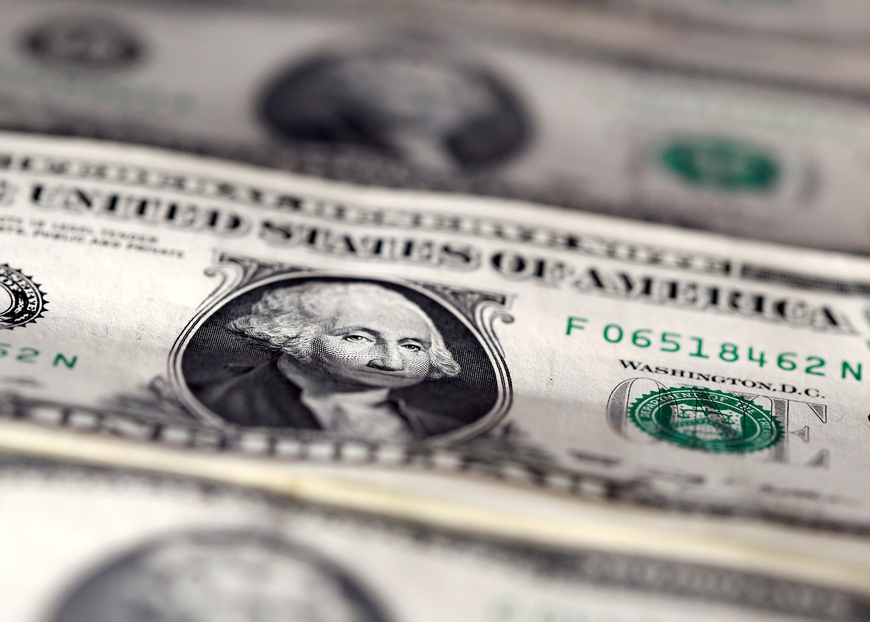 O dólar despencou ante o real nesta segunda-feira (5), retornando para perto dos R$ 5,00