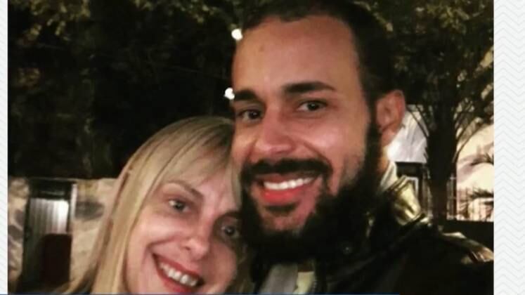 A dubladora e Pedro Paulo se conheceram em uma clínica de reabilitação. Christiane já havia alugado um de seus imóveis para o amigo e sua mãe morarem, mas foram despejados por falta de pagamento. A amizade ficou enfraquecida, tempos depois, se reencontraram
