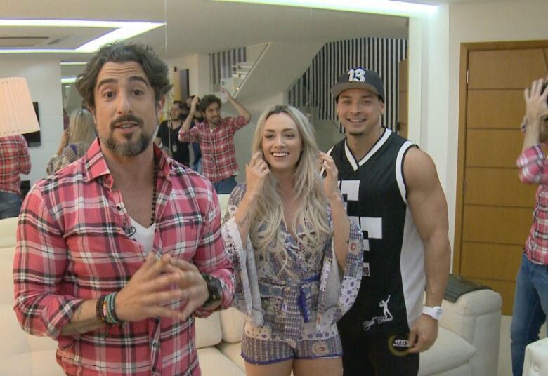 Também vai ter Mion e sua trupe no Legendários Na
Sua Casa Especial, invadindo a residência de Juju Salimeni e propondo algumas
brincadeiras ao casal
+ Victor & Leo cantam novo sucesso no palco do Legendários
+ Juju Salimeni e Biel se lambuzam de lama durante “Surfe a Cavalo”
+ Felipe Franco encara tanque de cobras no Desafio do Matrimônio