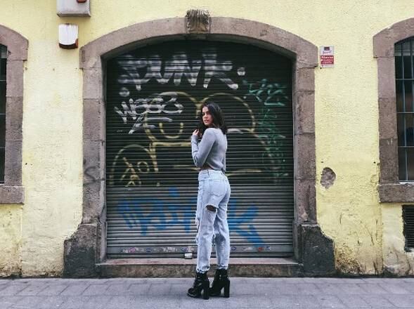 4. Passeio pela Europa
Na quarta-feira (23), Bruna Marquezine  postou uma foto no Instagram para mostrar o look do dia usado em Barcelona, na Espanha, onde e mora o jogador Neymar. Alguém ainda suspeita de que dois estejam mesmo solteiros?