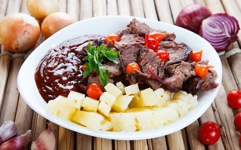 Chalé da Costela
Prato - Adão e Eva: saborosa costela de boi assada no bafo com molho caseiro barbecue acompanhada de abacaxi.
Endereço: av. Sebastião de Brito, 818 / 820 - Dona Clara