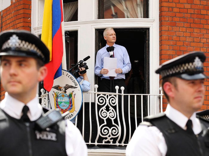 Julian Assange, o fundador do WikiLeaks, está refugiado há um ano na modesta embaixada do Equador em Londres
