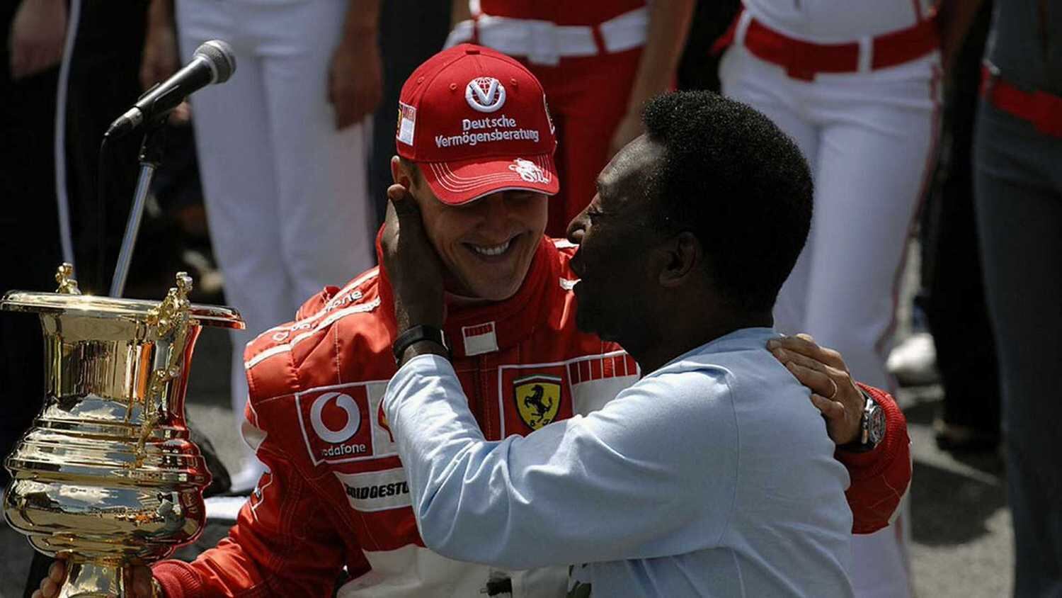 Antes do GP do Brasil de 2006, Pelé entregou um troféu a Michael Schumacher, que estava se aposentando da Fórmula 1 na ocasião
