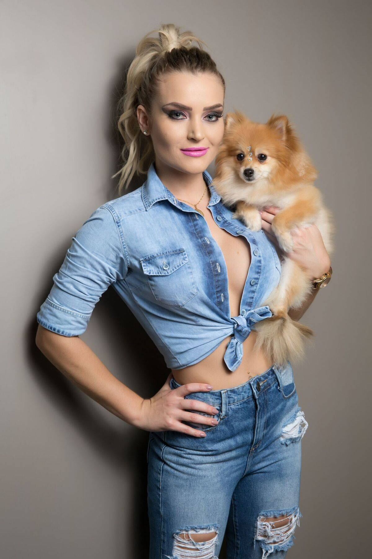 A cachorrinha tem o mesmo sobrenome que a modelo. Durante as fotos Thaiz explica o motivo.

— Dei meu sobrenome à minha cachorrinha, porque ela é realmente tratada como filha. Encho de mimos e levo comigo para todos os lugares que eu posso