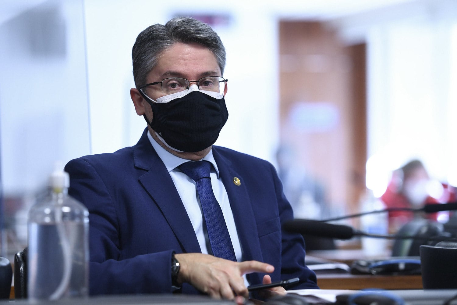 Senado FederalSeguir
CPIPANDEMIA - Comissão Parlamentar de Inquérito da Pandemia
Comissão Parlamentar de Inquérito da Pandemia (CPIPANDEMIA) realiza oitiva da médica oncologista, imunologista e diretora do Instituto Avanços em Medicina, de São Paulo. O objetivo é esclarecer sobre o assessoramento paralelo ao governo no enfrentamento à covid-19 e tentativa de mudança da bula da cloroquina.

 

À bancada, senador Alessandro Vieira (Cidadania-SE).

 

Foto: Edilson Rodrigues/Agência Senado