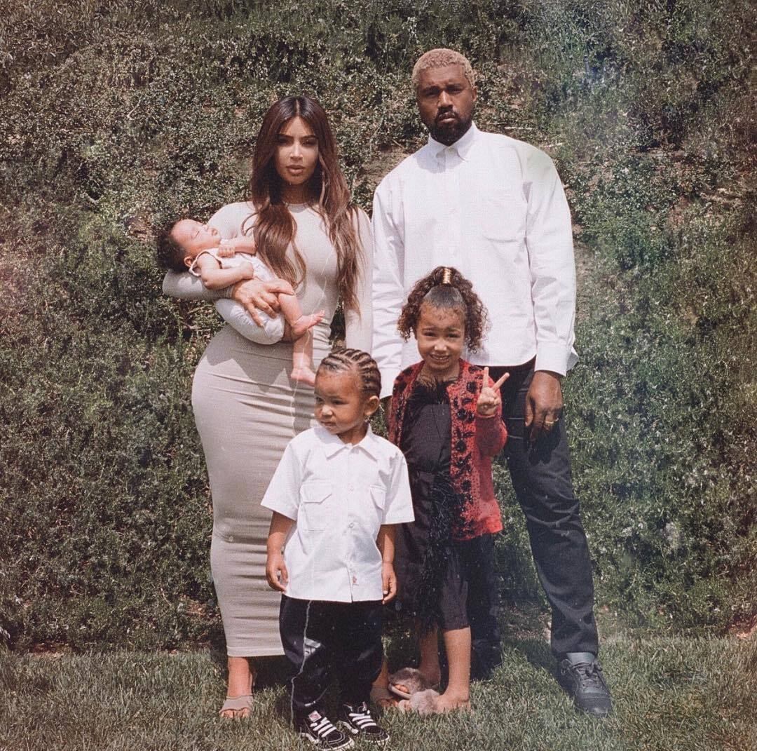 Kim Kardashian também
é adepta de nomes exóticos. Primeiro veio a North West, que significa Noroeste,
seguida de Saint, Santo e Chicago, a cidade americana

Leia mais: Kim Kardashian bombadona é o meme do momento