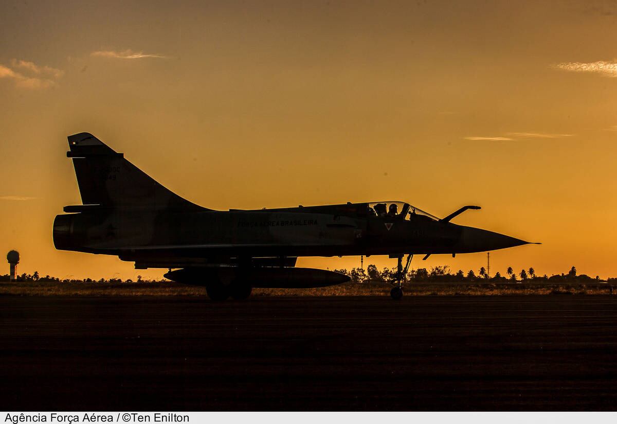 Imagem monstra a última missão do Mirage F-2000 na Força Aérea Brasileira em Natal (RN). Os 12 caças Mirage foram comprados da França como solução temporária para a aviação de caça de alta performance no Brasil. Pelo plano inicial os jatos iriam parar no final de 2011, mas com ajustes seis aeronaves foram poupadas e permaneceram em voo até o ano retrasado