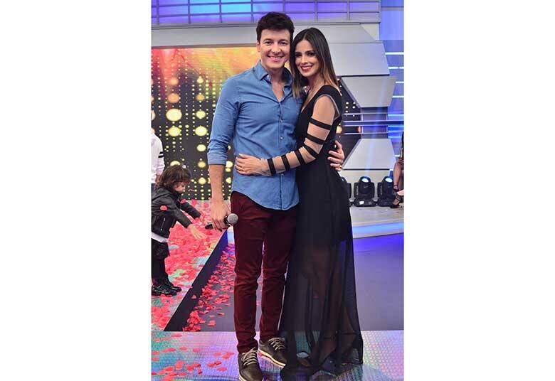 Ela se emociona muito e agradece! Sobre o carinho que tem recebido dos
admiradores, ela diz: “Eu não tinha noção de que as pessoas, de certa
forma, se importavam tanto comigo. Essa força, essa energia... Eu não
pensei que seria possível (sentir isso). Foi uma grata surpresa”