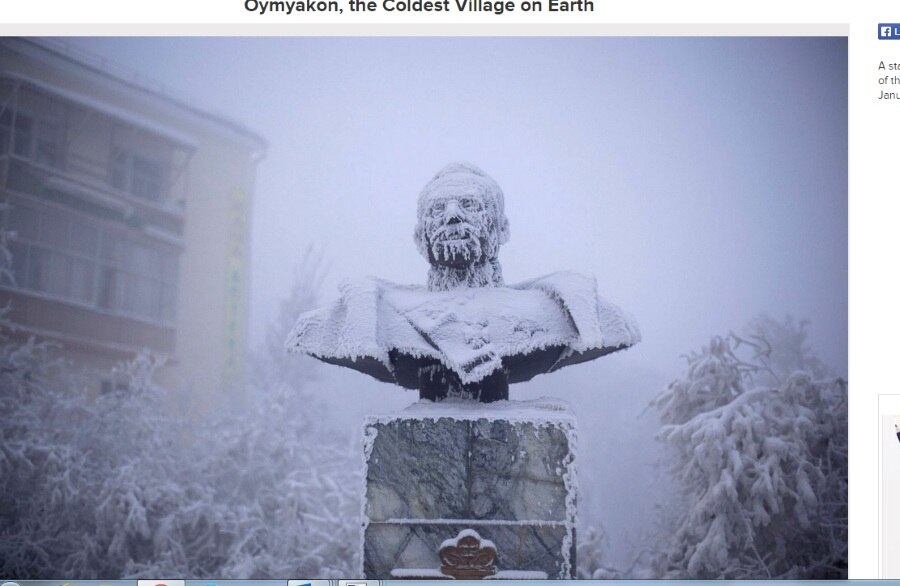 A estátua de Ivan Kraft, um dos primeiros governadores da república de Yakutia, em Yakutsk, Rússia, está coberta de gelo