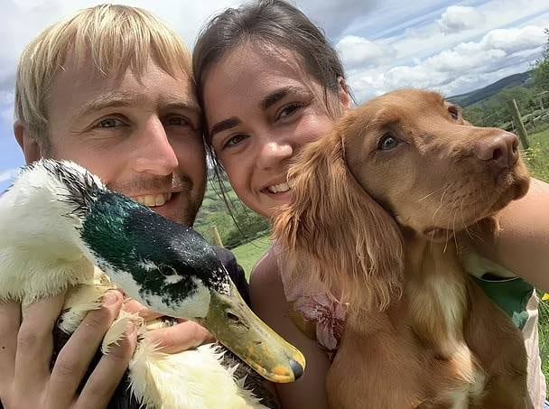 Quando o casal Sarah-Jayne Little, de 26 anos, e Sam Leadley, de 27, trouxe para casa a cocker spaniel Fern, eles mal poderiam imaginar que ela se tornaria uma amiga inseparável do pato de estimação que eles já tinham em casa