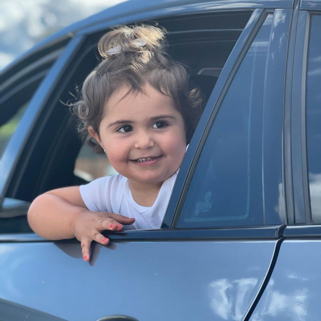 "Ela viajou de carro com o papai, ela ama, e eu mais ainda nossas aventuras. Durmam com essa imagem fofa", escreveu o cantor nesta outra foto de Maitê