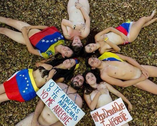 Os venezuelanos continuam pedindo a atenção da mídia do mundo para os conflitos que acontecem na Venezuela. As frases utilizadas afirmam sempre que é melhor ficar sem roupa do que indiferente