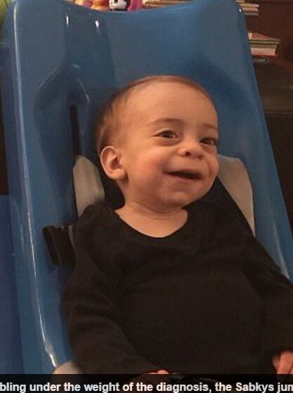 O pai de Purnell, Sam, disse que percebeu que algo
estava errado com o filho quando Purnell tinha seis meses de idade.


— Purnell sempre teve problemas gástricos, mas a
preocupação aumentou quando ele ficou mais velho. Nós percebemos que ele estava
perdendo habilidades. Mas estávamos vendo outros bebês sentados e rastejando.
Purnell estava tão longe da linha de tempo normal e desconfiamos que algo
estava errado