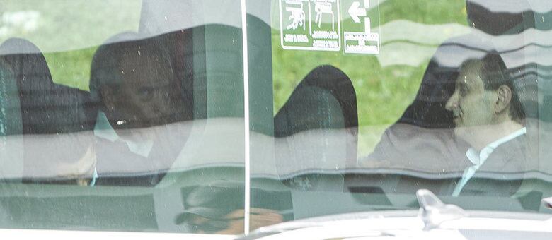 O doleiro Alberto Youssef (dir.) e o ex-diretor da área Internacional da Petrobras, Nestor Cerveró (esq.), são levados da sede da Polícia Federal de van para prestar depoimento na Justiça Federal, em Curitiba