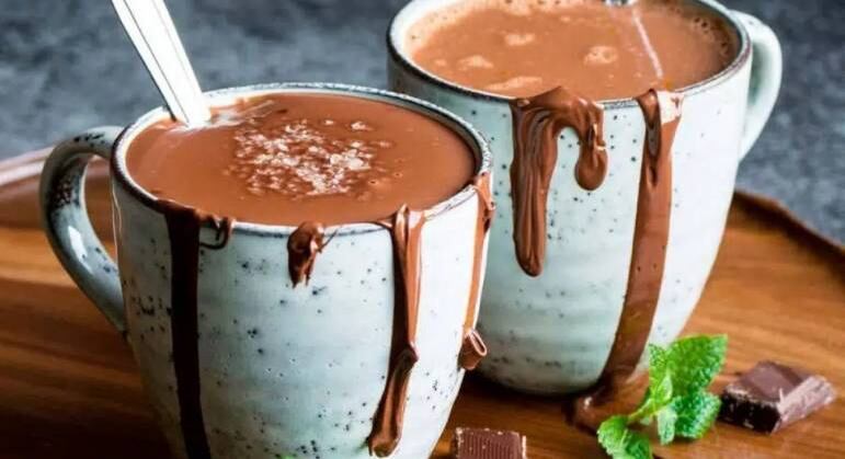 Por fim, como resistir a um chocolate quente bem cremoso, especialmente nos dias frios? Fácil de fazer, este chocolate quente agrega ainda a untuosidade do creme de leite e o perfume da canela e cai bem até como sobremesa, de tão bom que é. Veja como preparar