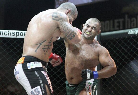 Grande astro do Jungle Fight, Edson Conterraneo será outro
nome conhecido do SFT 2, que acontecerá no Ginásio do Ibirapuera, em São Paulo,
na próxima sexta-feira (29). O peso-pesado, que bateu Bob Sapp, lenda do
extinto Pride, enfrentará João Isidoro em combate válido pelo card principal do
evento. Em sua carreira, o brasileiro conta com 18 vitórias e sete derrotas
