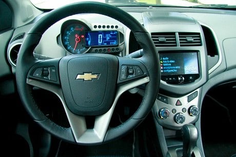 Cabine tem materiais de boa qualidade e volante multifunções