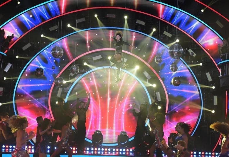 Com direito a figurino e efeitos especiais, a apresentadora também entrou na Era Disco, e surpreendeu a todos ao sobrevoar o palco durante a performance, ao som do clássico Dancin' Days