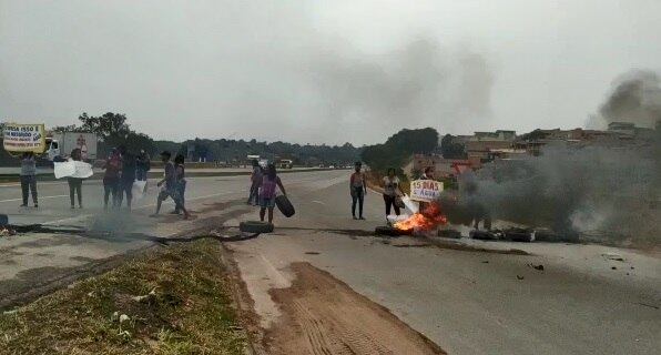 Manifestantes usaram pneus para fechar a BR-040