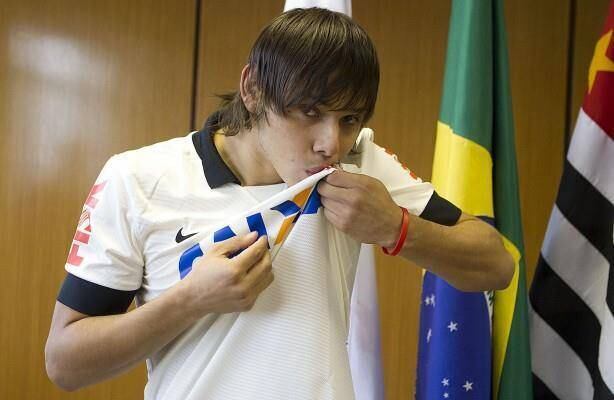 Após a partida, o técnico alvinegro revelou conselhos da esposa Rosmari sobre o paraguaio, conhecido como o ‘Justin Bieber do Corinthians.

— Vou confidenciar o que minha esposa tem dito ao longo desse tempo. Uma vez ela perguntou: "Quantos jogadores tem no elenco?" e respondi "Nós temos, com os garotos da base, em torno de 30". Ela olhou para mim e falou: "Não desiste de nenhum deles. Dê atenção a todos"
