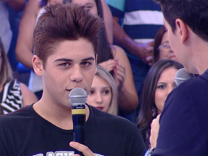 Zé Felipe também falou da inevitável comparação com o pai no estilo musical e no jeito carismático.
 
— Sempre vão existir. Mas eu, graças a Deus, comigo foi um pouco diferente. Achei que fosse ser muito mais. Tem a comparação, mas é um comparação de pai e filho, não na carreira. 

Assista todas às transformações da Hora do Faro no R7 Play!  

