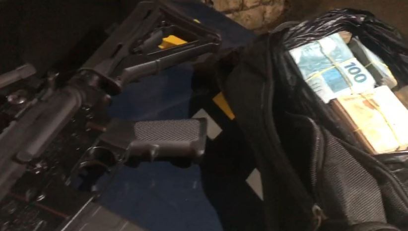 Fuzil americano e mais de R$ 53 mil em dinheiro estavam em mochila