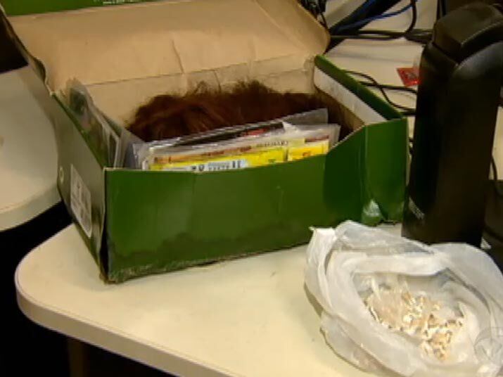 A polícia encontrou o cabelo da vítima guardado dentro de uma caixa de sapato. Além do fetiche, os policiais encontraram grande quantidade de cocaína e uma bala de revólver. Veja na reportagem
+ Quer ver tudo o que rolou no Cidade Alerta? Veja a íntegra no R7 Play