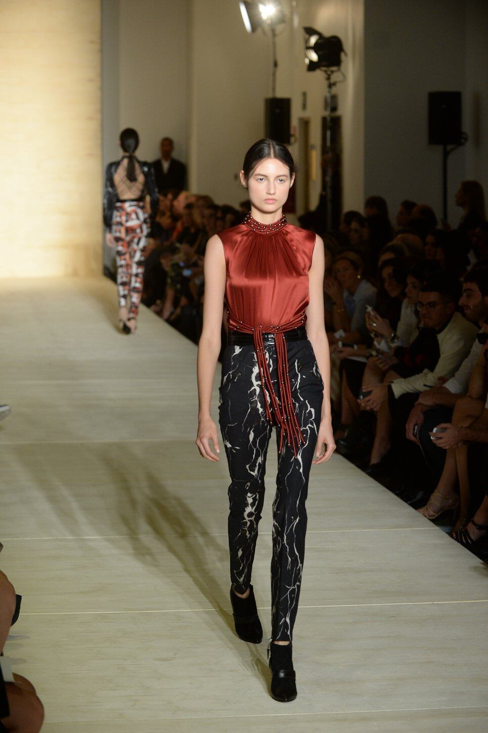 A coleção de inverno de Reinaldo Lourenço, apresentada na FAAP,
nesta terça-feira (4), usou e abusou de formas geométricas e do couro como
material principal. Os destaques ficaram por conta das franjas e das golas
altas. O pescoço recebeu atenção também por conta dos acessórios que as modelos
usaram. Paetês e estampas apareceram em segundo plano, quebrando o tom sóbrio das
criações, exibida na 38ª edição da SPFW 