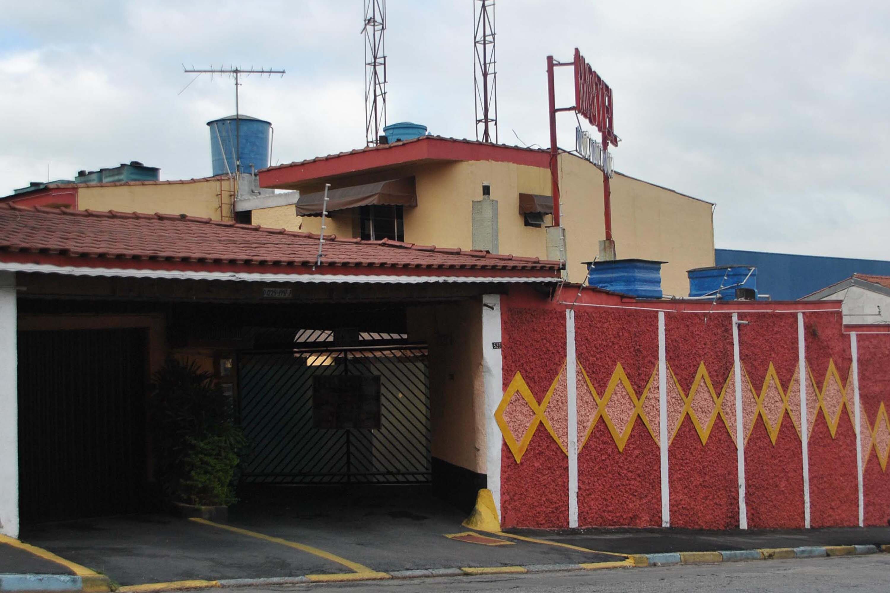 Segundo a polícia, o pai chegou ao local
por volta das 12h de segunda-feira (30), mas ninguém teria percebido a presença da
criança dentro do veículo. Ele sairia no mesmo horário desta terça-feira (1º),
mas como isso não aconteceu, funcionários ligaram no quarto para avisar que o
período já havia vencido. Sem resposta, foram até o quarto e encontraram os dois mortos no carro estacionado na garagem