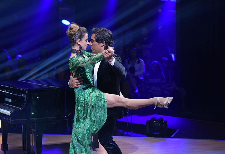 Guilherme e Alê Brandini emocionaram com uma coreografia de Bolero. O vestido da técnica com tecido de transparência na saia e uma fenda na frente valorizou a apreciação dos passos