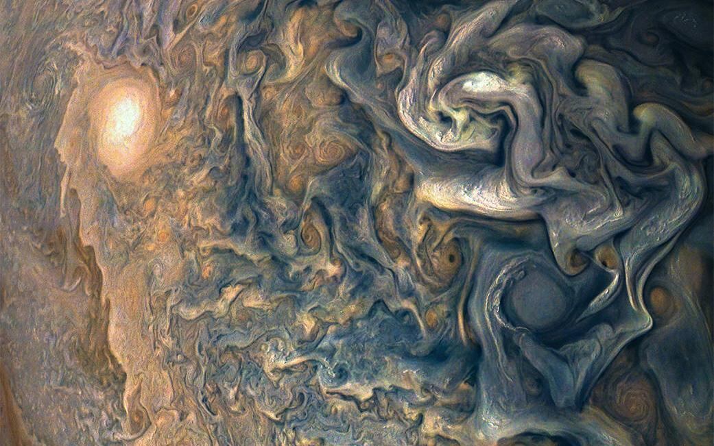 Parece uma pintura mais que inspirada de Van Gogh, mas é a superfície de Júpiter capturada pela sonda Juno. A imagem mostra que a atmosfera do planeta é bem mais movimentada e cheia de cores do que se pensava