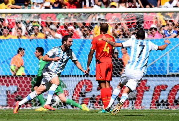 Com gol de Higuaín, Argentina vence e avança às semifinais da Copa do Mundo depois de 24 anos. O adversário da seleção albiceleste sai do confronto entre Holanda e Costa Rica, que acontece neste sábado, às 17h, na Arena Fonte Nova.
