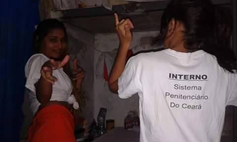 Nas imagens, uma das presas chega a mostrar uma camiseta onde está escrito "Sistema Penitenciário"