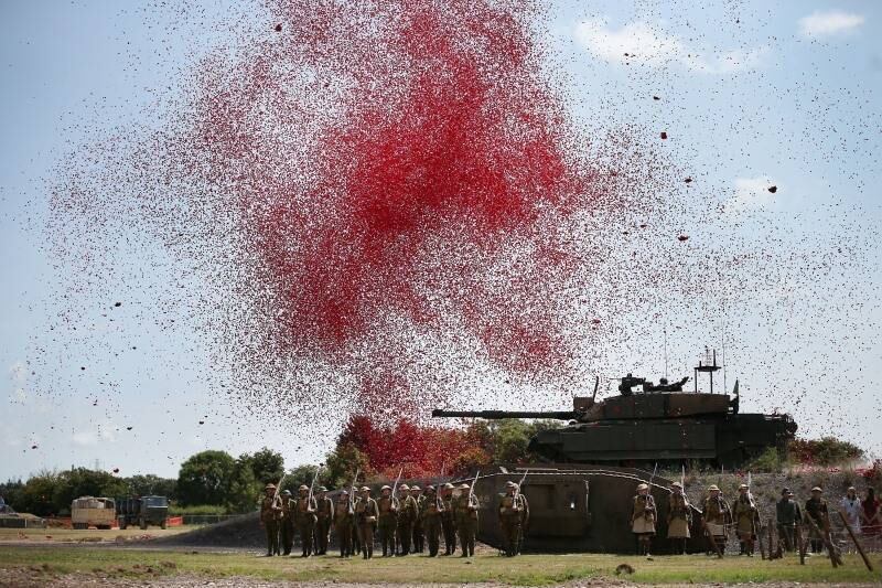 
O Museu de Tanques de Bovington também homenageou o centenário
do início da 1ª Guerra Mundial com uma chuva de flores de papoula,
representando os mortos do conflito

 
