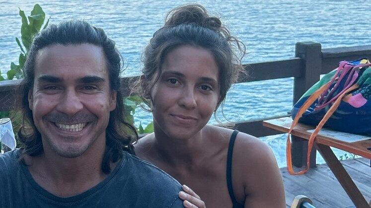 André Gonçalves aparece ao lado da filha mais velha depois de anos afastados

Tudo em paz! O ator e ex-Fazenda André Gonçalves apareceu ao lado da filha mais velha, Manuela Seiblitz, de 25 anos, após anos separados por brigas. Manuela chegou a entrar na Justiça contra o pai por dívida de pensão alimentícia, no valor de R$ 100 mil, e o ator chegou a ser preso em 2020. Há dois anos, Manuela ainda produziu um filme sobre o tema "ausência paterna". Agora, parece que a paz reinou entre a família. Fabíola Reipert relembrou que, quando Manuela tinha 22 anos, a produção de A Hora da Venenosa conversou com a jovem, que desabafou, na ocasião, sobre o pai não saber nem a idade dela, já que havia errado a informação durante uma entrevista
